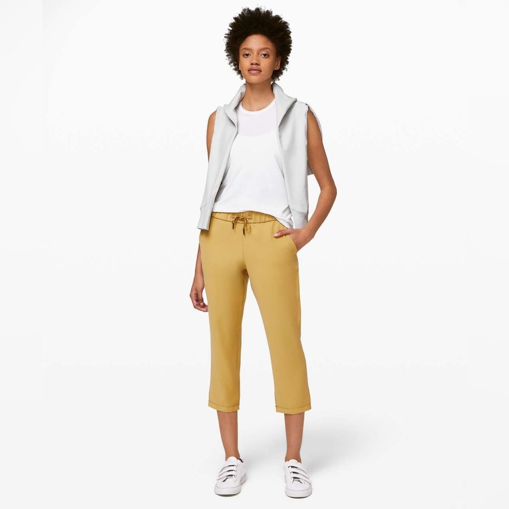 Lululemon On the Fly Crop *Woven 23" | Size 6 | Vintage Gold